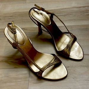 Nine West lightly used.Sz8.Cap heel of right foot has to be replaced. No return.